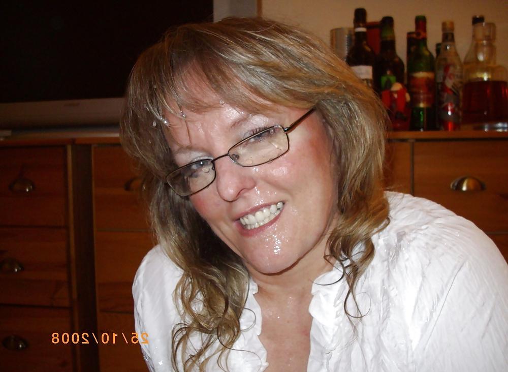 25P Plump mature bi whore