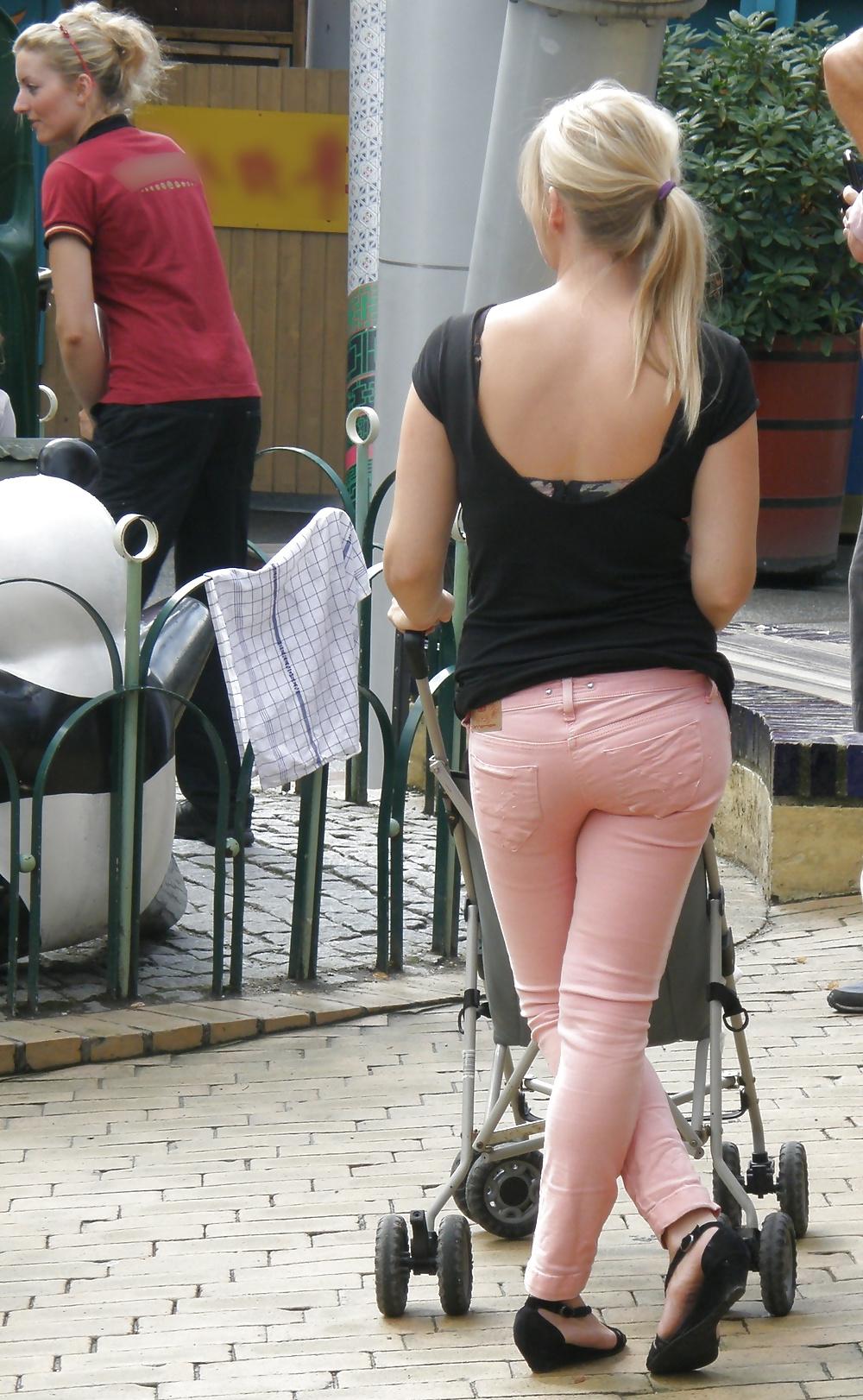 25P Nylons or pantyhose at the amusement park