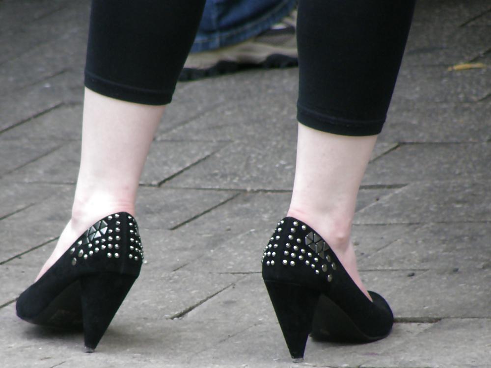 25P Nylons or pantyhose at the amusement park