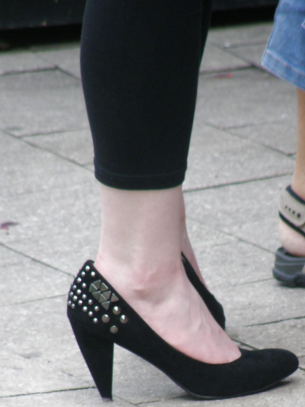 25P Nylons or pantyhose at the amusement park