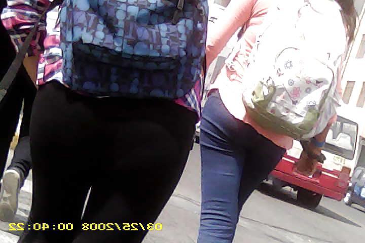 18P Colegiala en Jean y Leggins