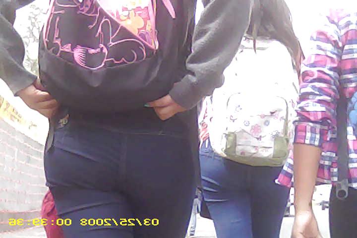 18P Colegiala en Jean y Leggins