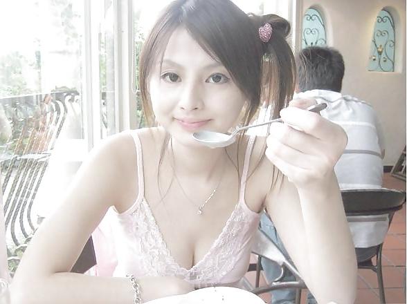 10P This girl really look like a doll