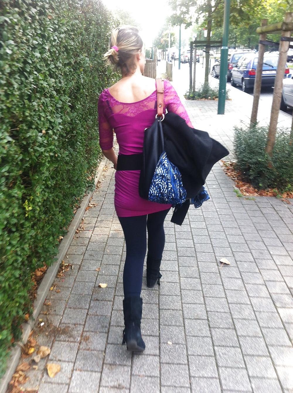 8P Mature ass in the street