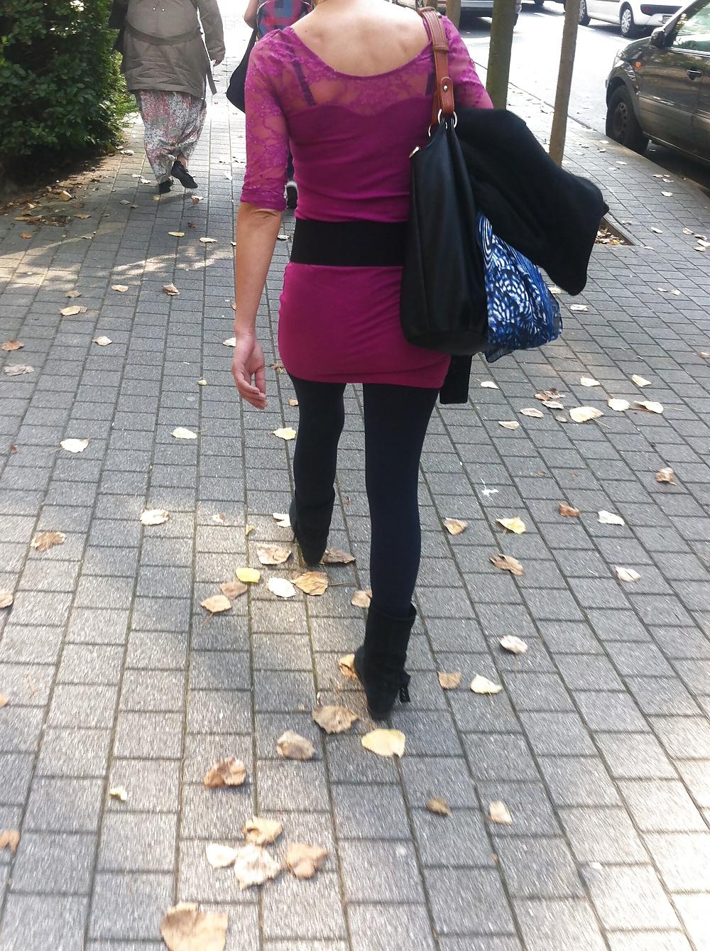 8P Mature ass in the street