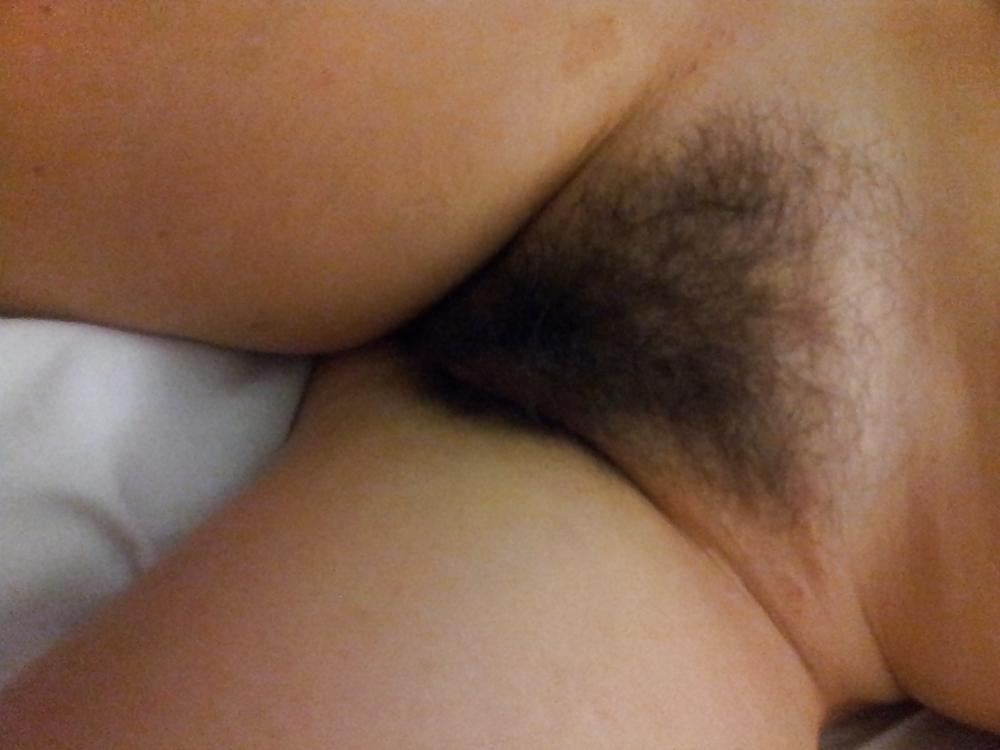 25P Niki in the bed