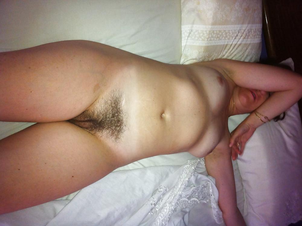 25P Niki in the bed