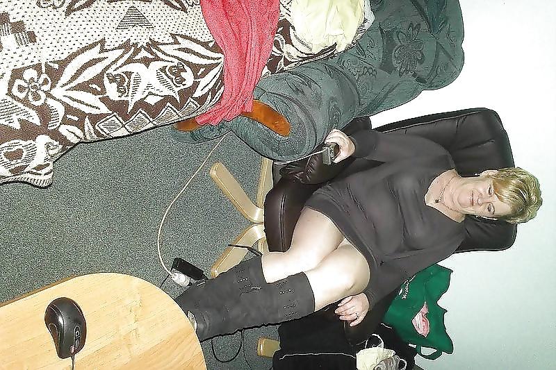 25P Matures in pantyhose 6