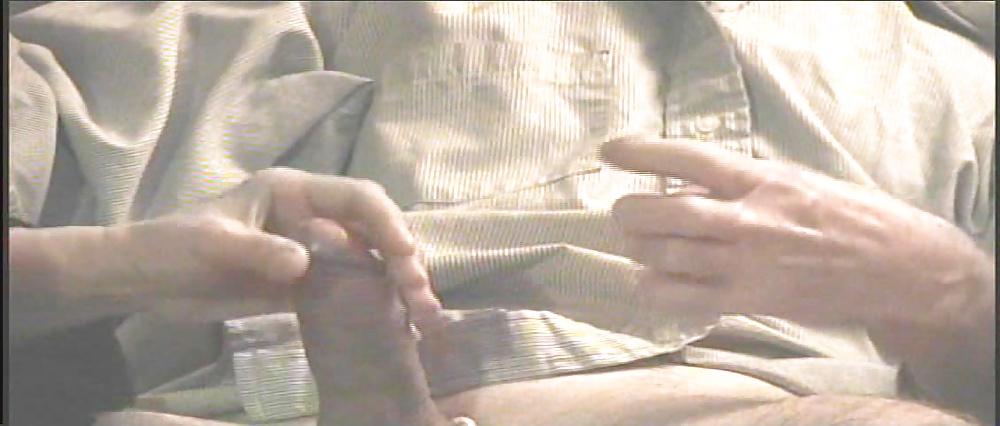 25P EATING DARBY'S PUSSY ON THE SOFA 