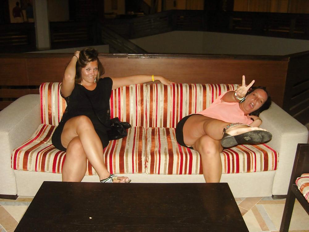 14P Djerba - upskirt sul divano