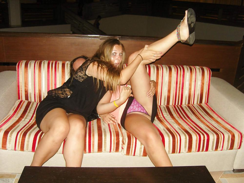 14P Djerba - upskirt sul divano