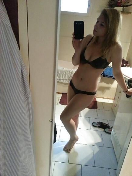 20P Sexy Blond & Friend Self Shots 