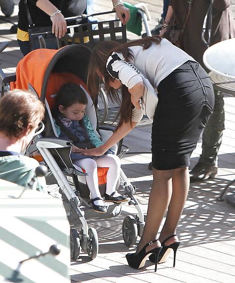 13P Sofia Vergara Eating Ice Cream on Set of Modern home