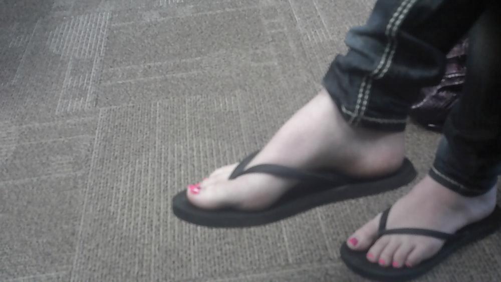 19P Candid Tall Girl Feet