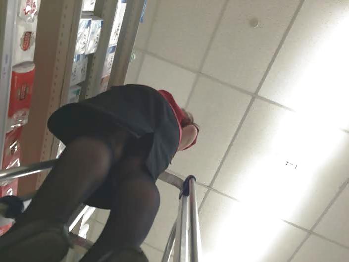 8P Shop assistant upskirt