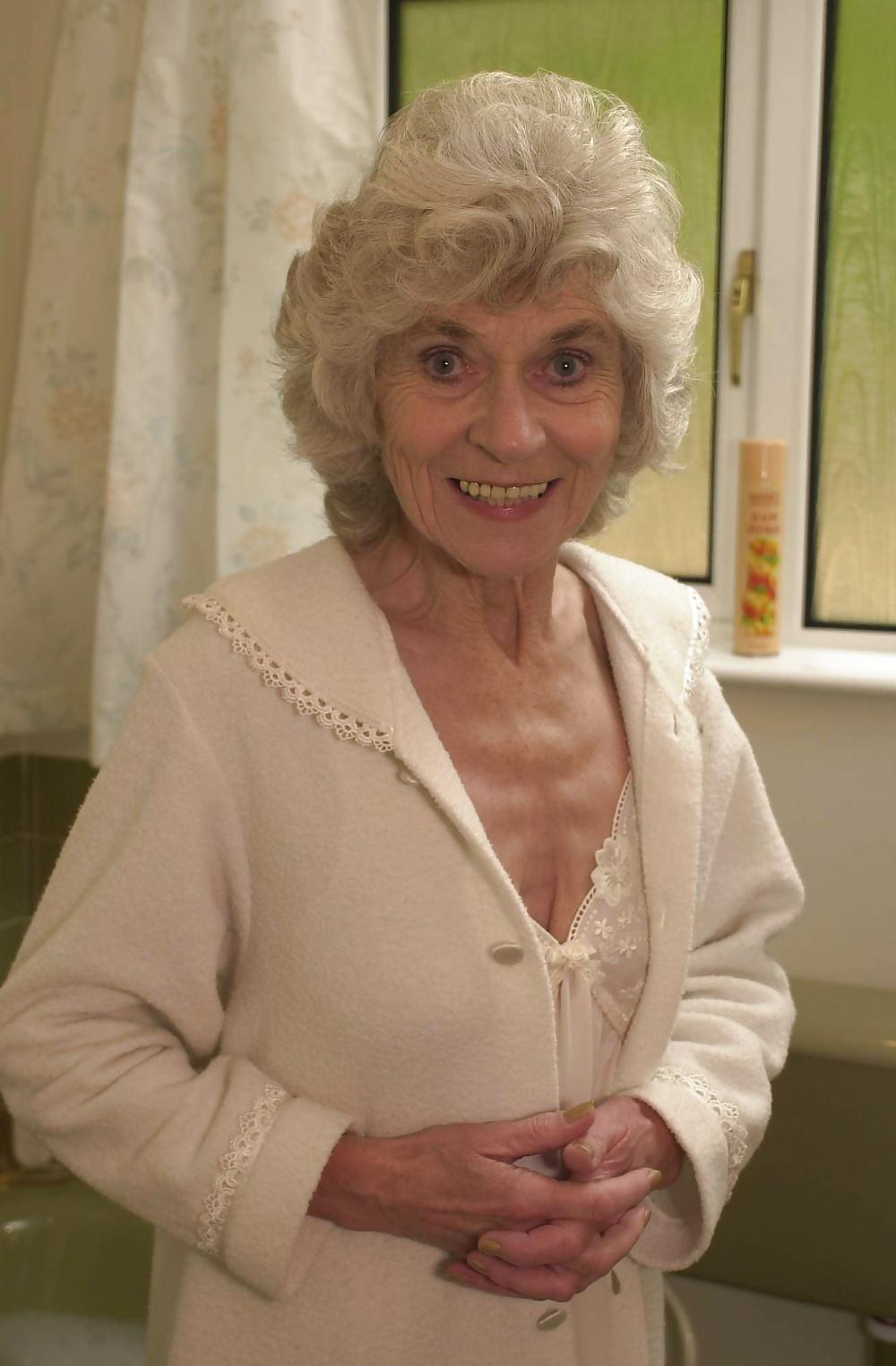 25P Who remembers the glamourous grandma Torrie?