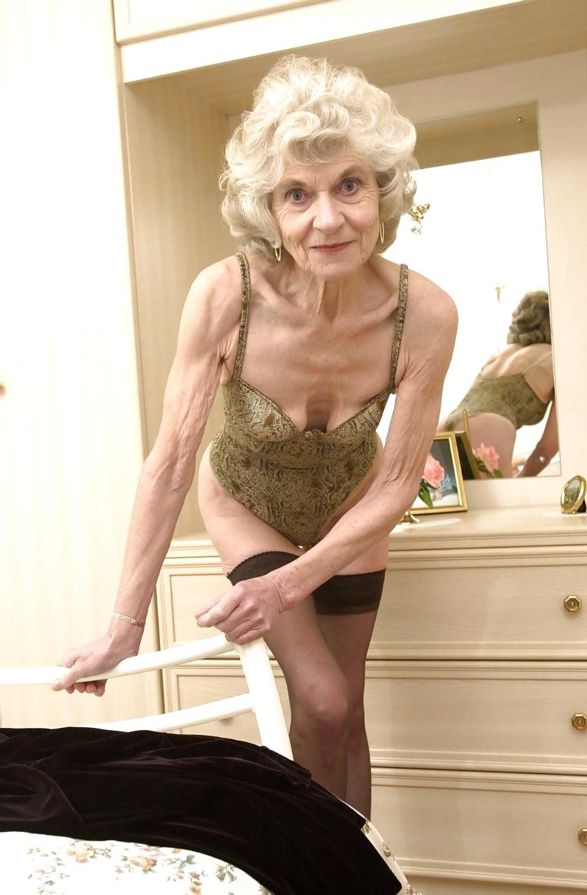 25P Who remembers the glamourous grandma Torrie?