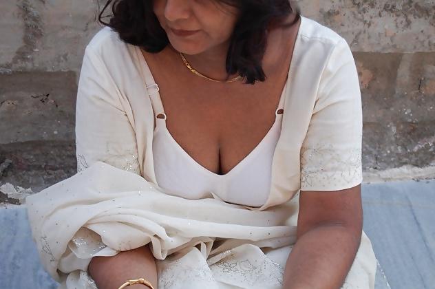 25P Indian mature slut fuck with two man