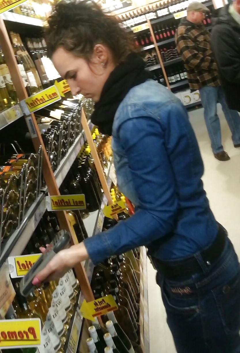 23P Spy old + young women in supermarket romanian
