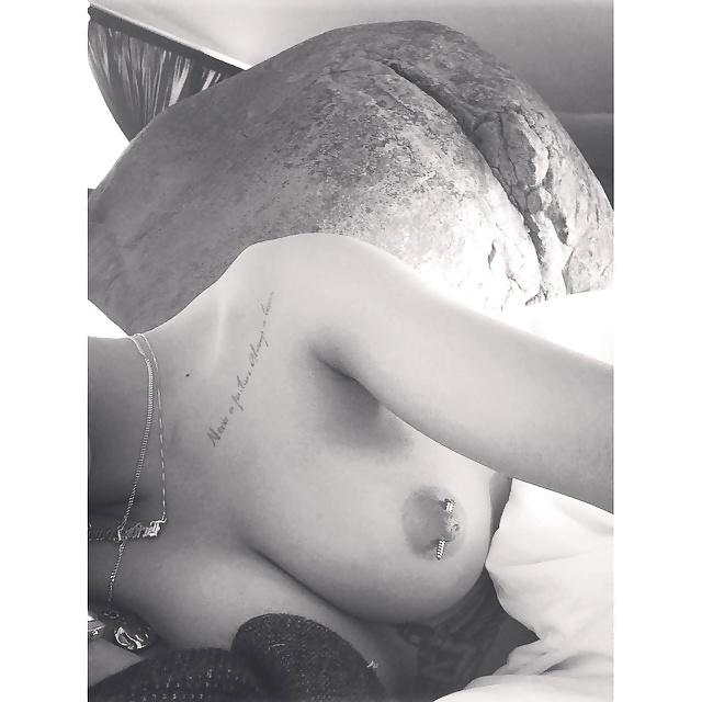 16P Rihanna Is A Very Naughty Lady