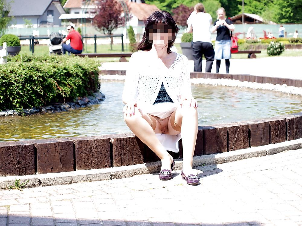 8P Nude in park