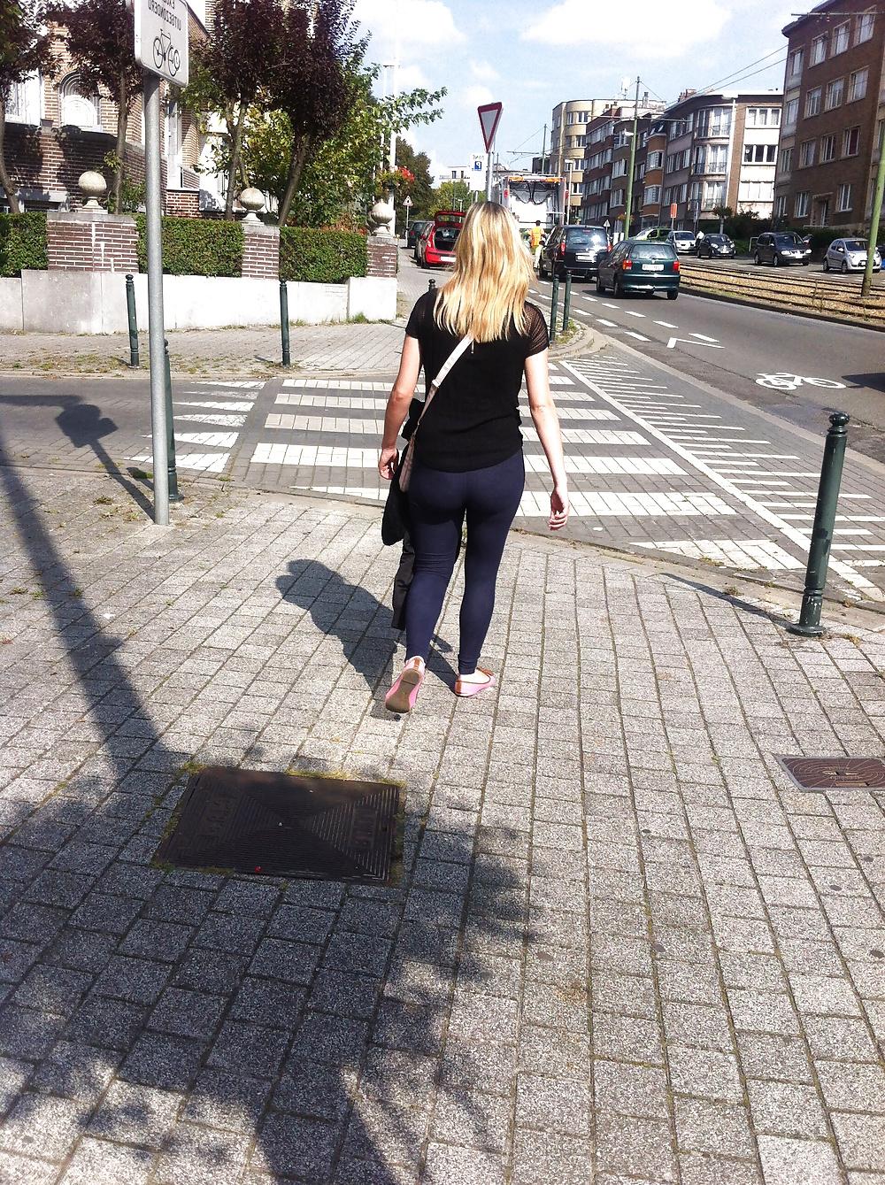 10P Blonde mature dans la rue 