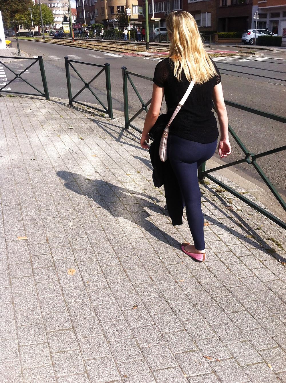 10P Blonde mature dans la rue 