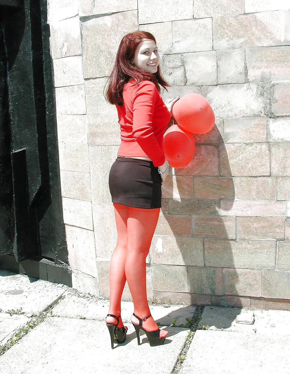 25P She's Soo Sexy In Pantyhose!!