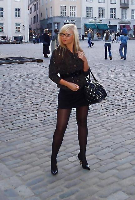 25P She's Soo Sexy In Pantyhose!!