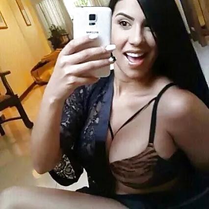25P Bombshell latina