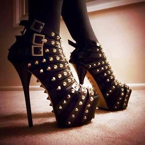 20P Ballbusting High Heels 4