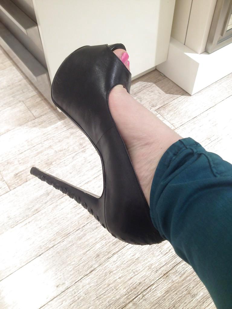 20P Ballbusting High Heels 4