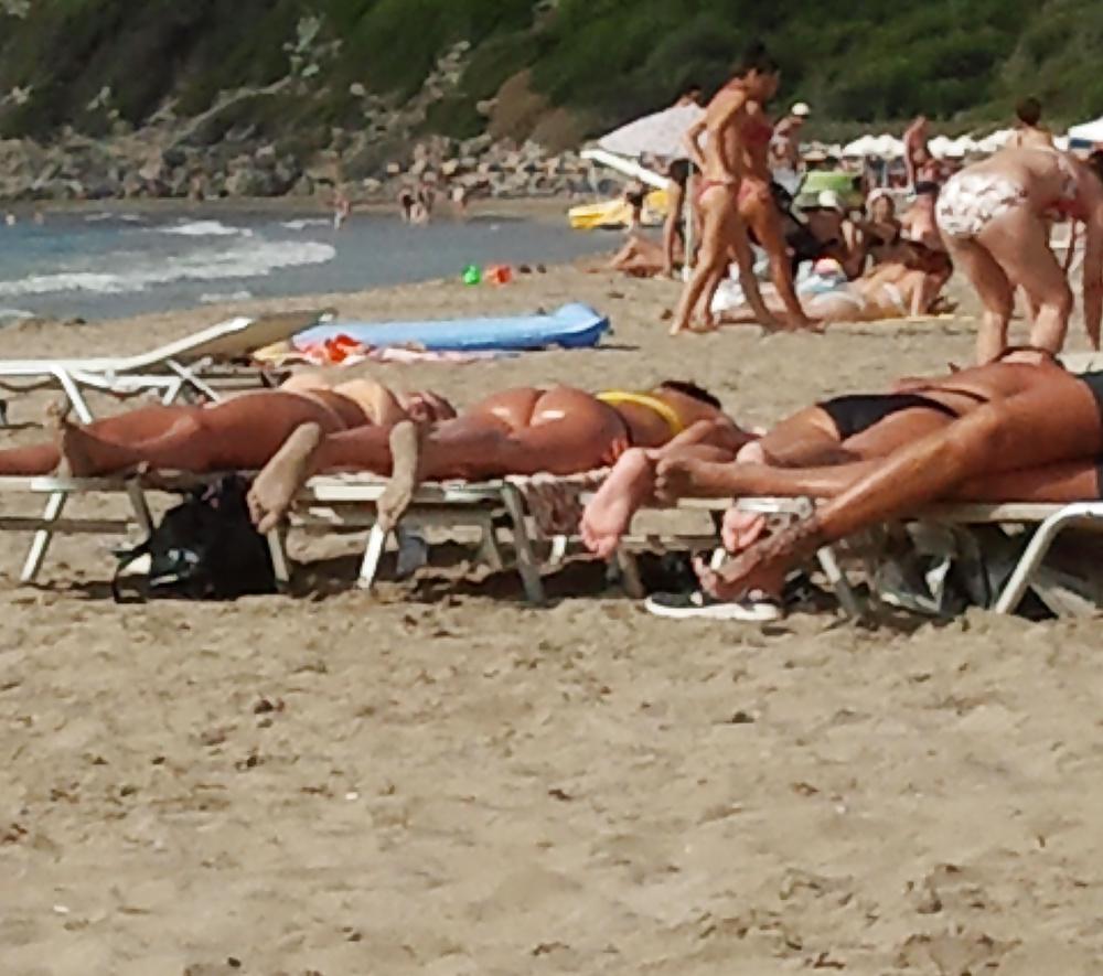 14P Amazing ass at the beach