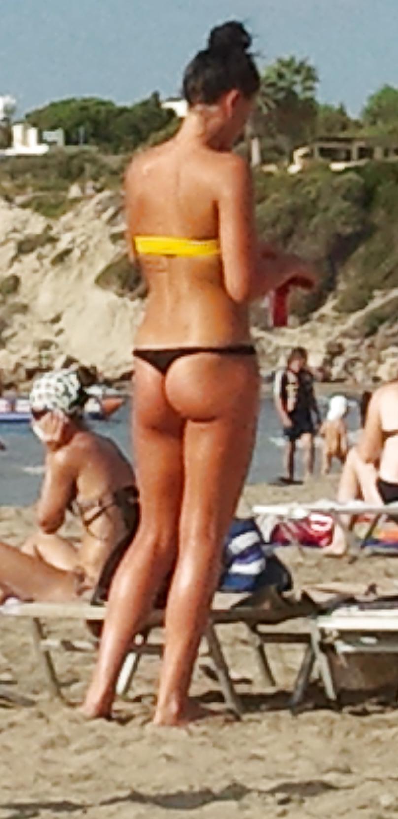 14P Amazing ass at the beach
