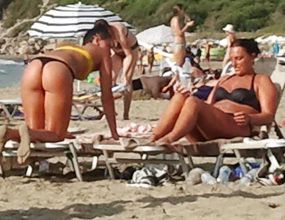 14P Amazing ass at the beach