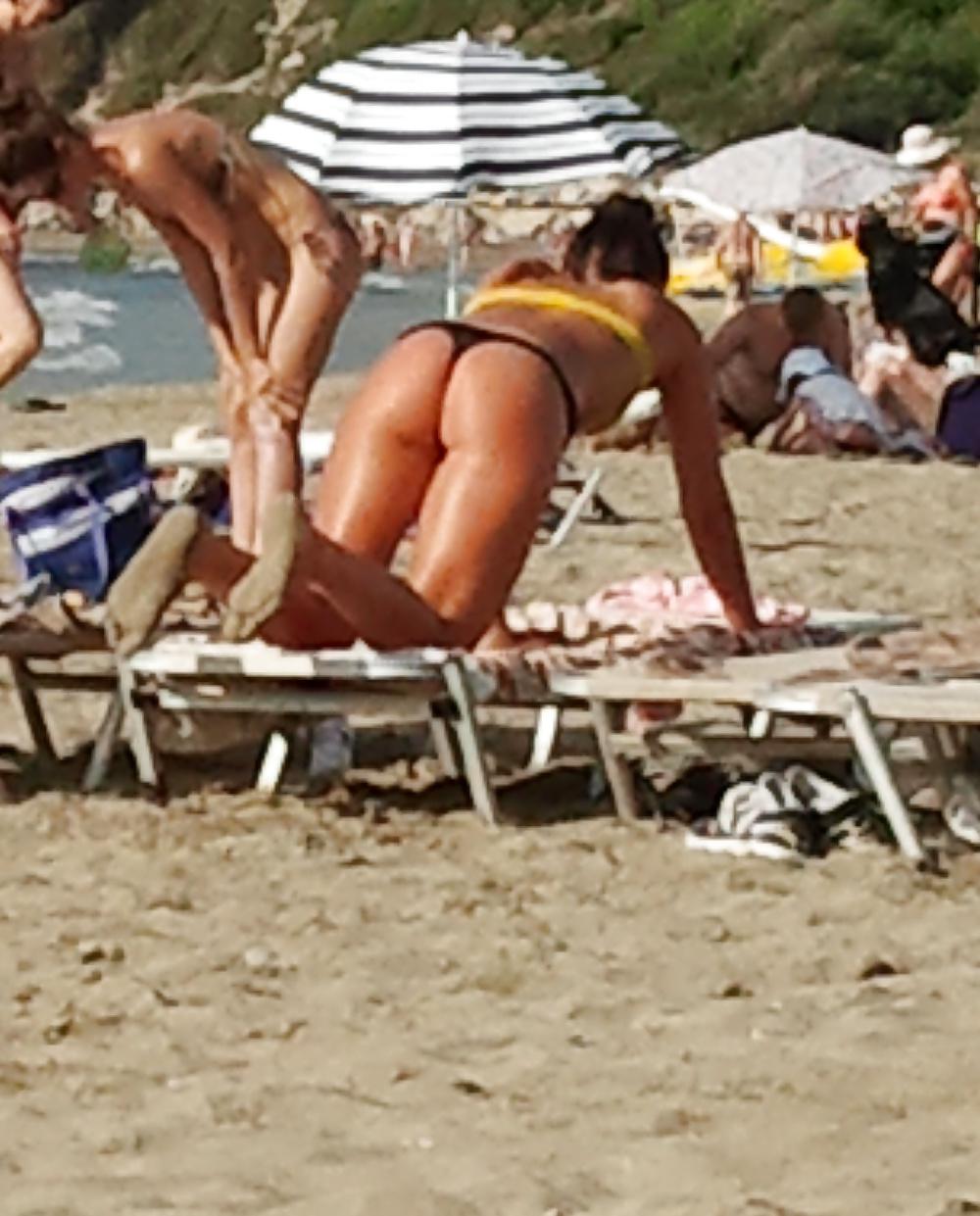 14P Amazing ass at the beach