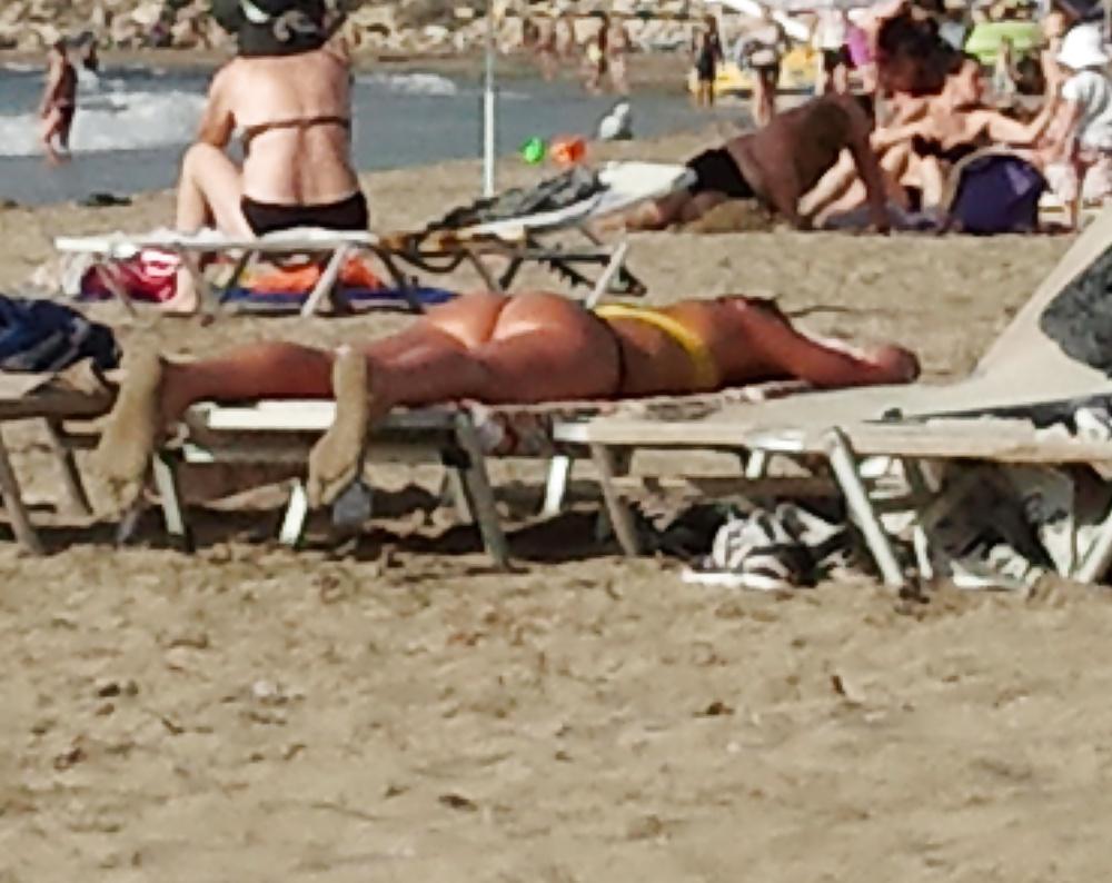 14P Amazing ass at the beach