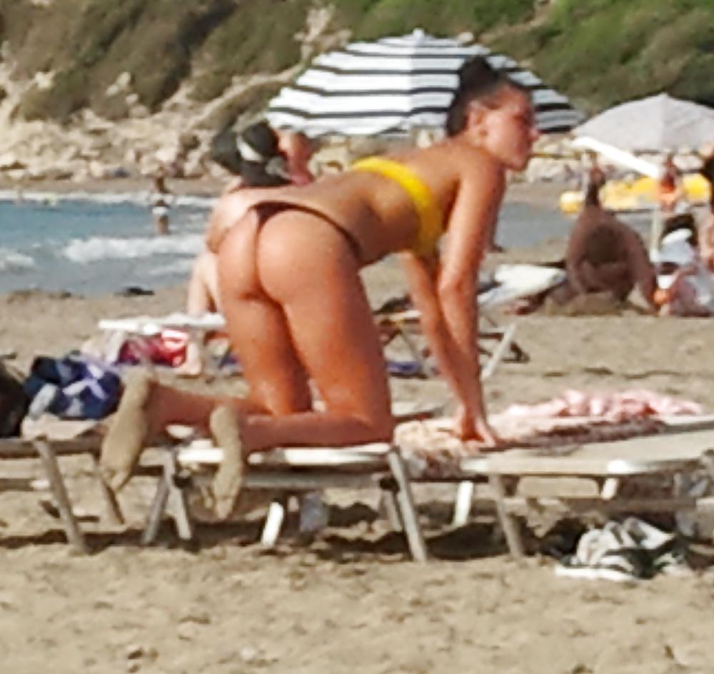 14P Amazing ass at the beach