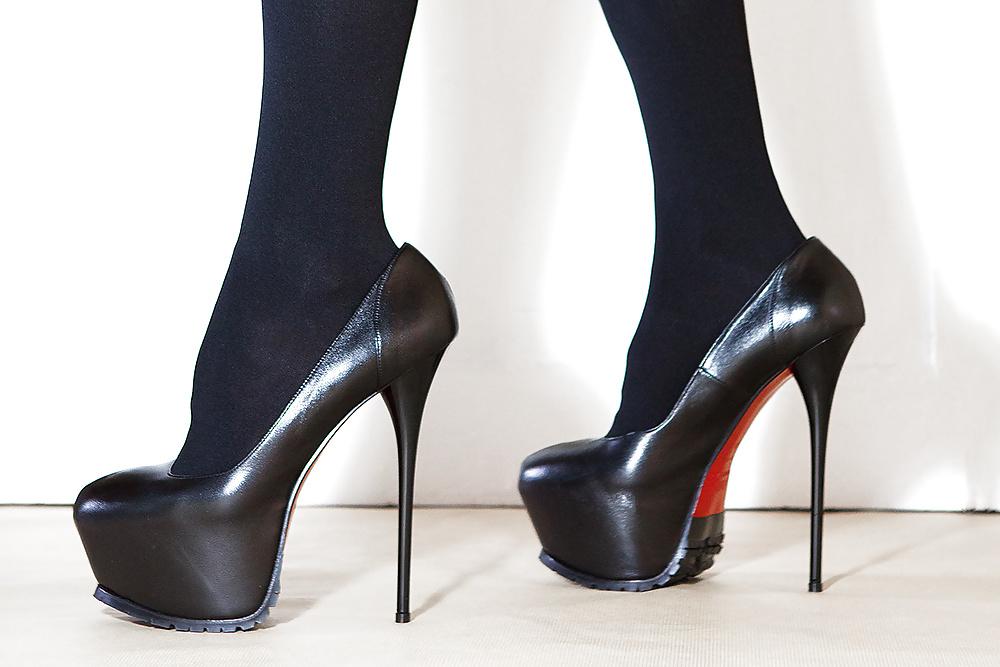 15P High heels, black stockings and leather gloves