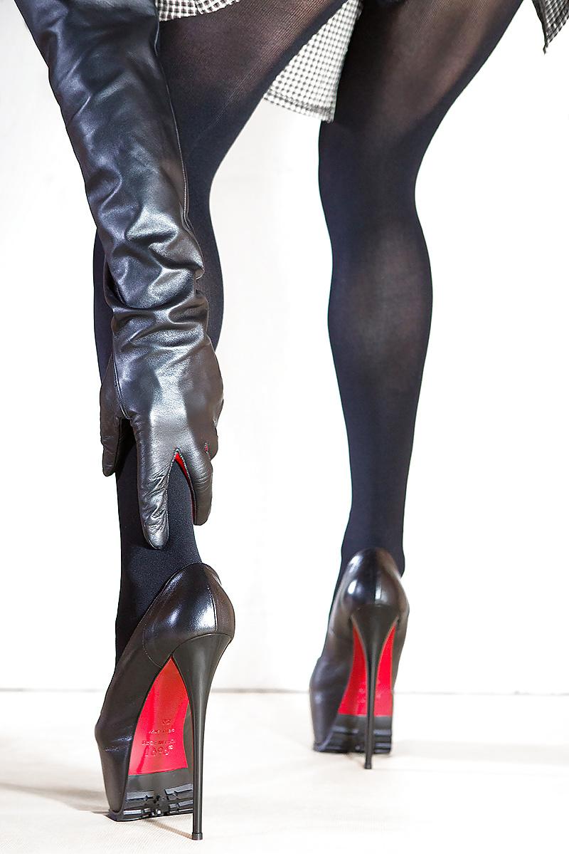 15P High heels, black stockings and leather gloves