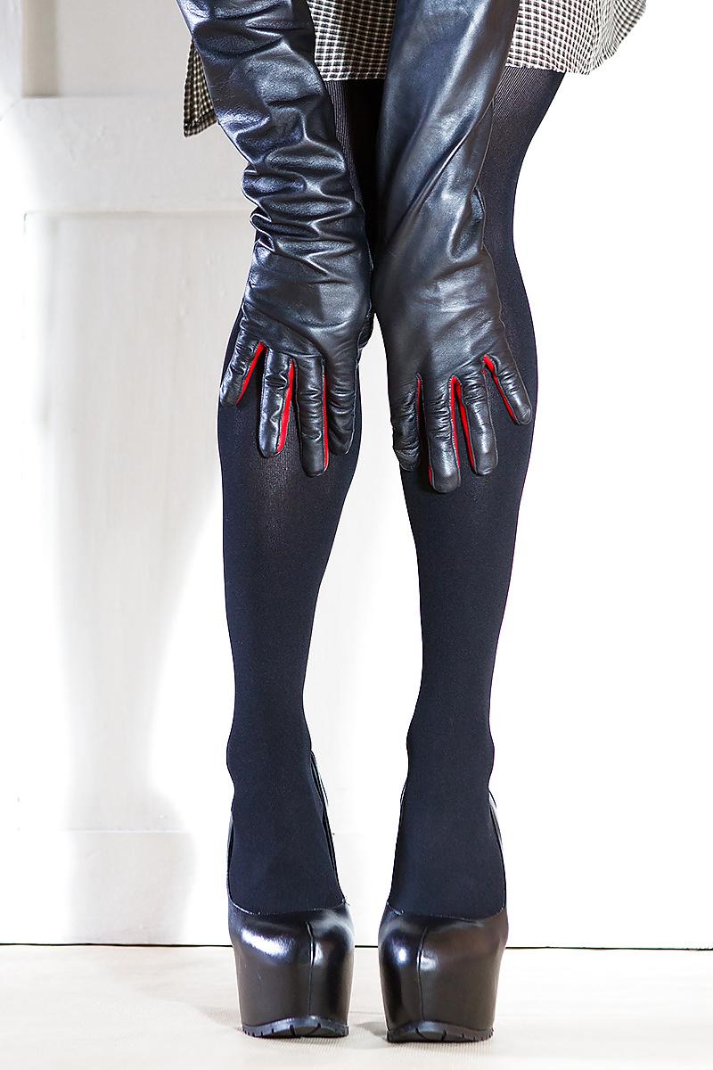 15P High heels, black stockings and leather gloves