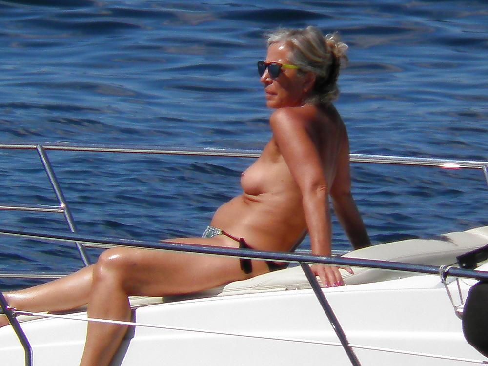 4P Topless italian granny on the boat