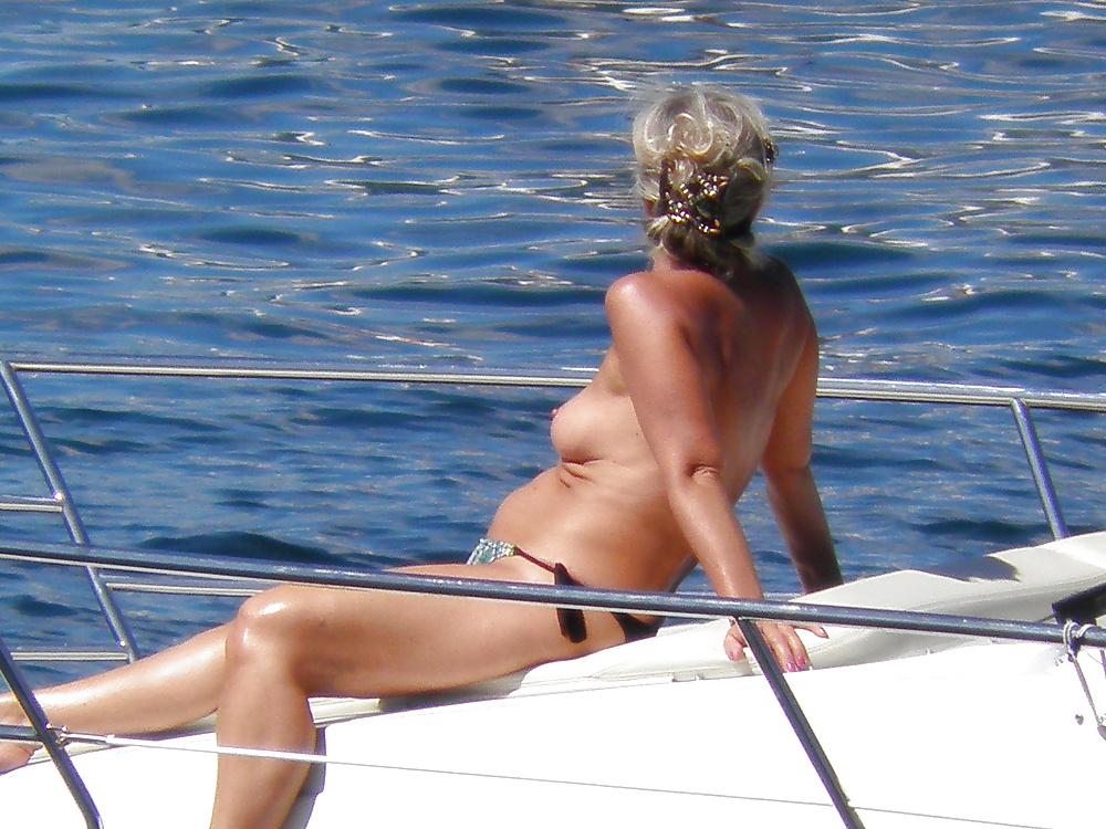 4P Topless italian granny on the boat
