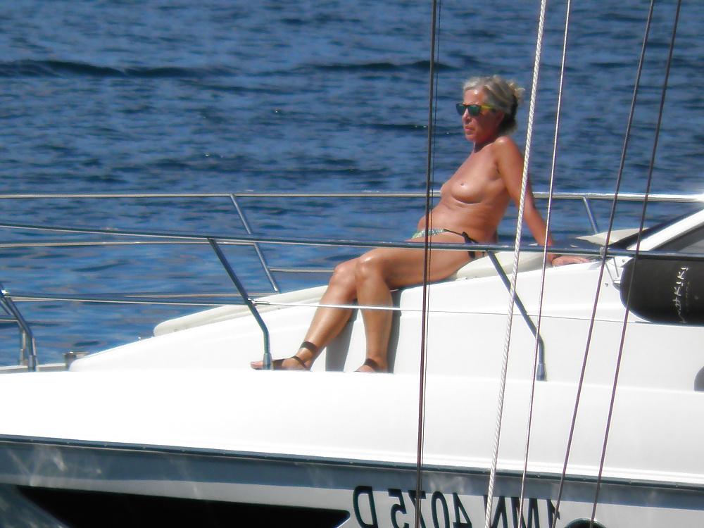 4P Topless italian granny on the boat