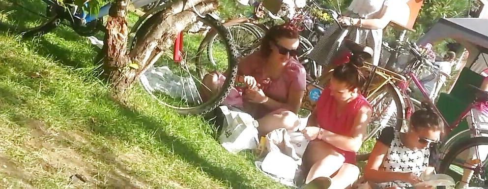 25P Spy girls in grass romanian