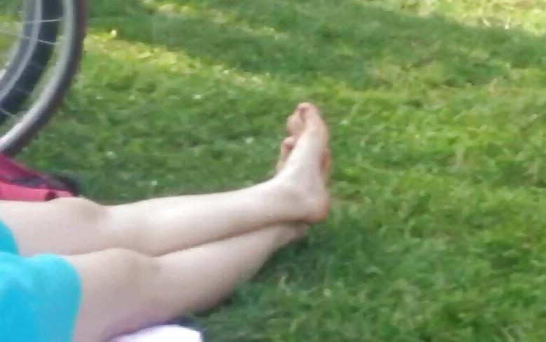 25P Spy girls in grass romanian