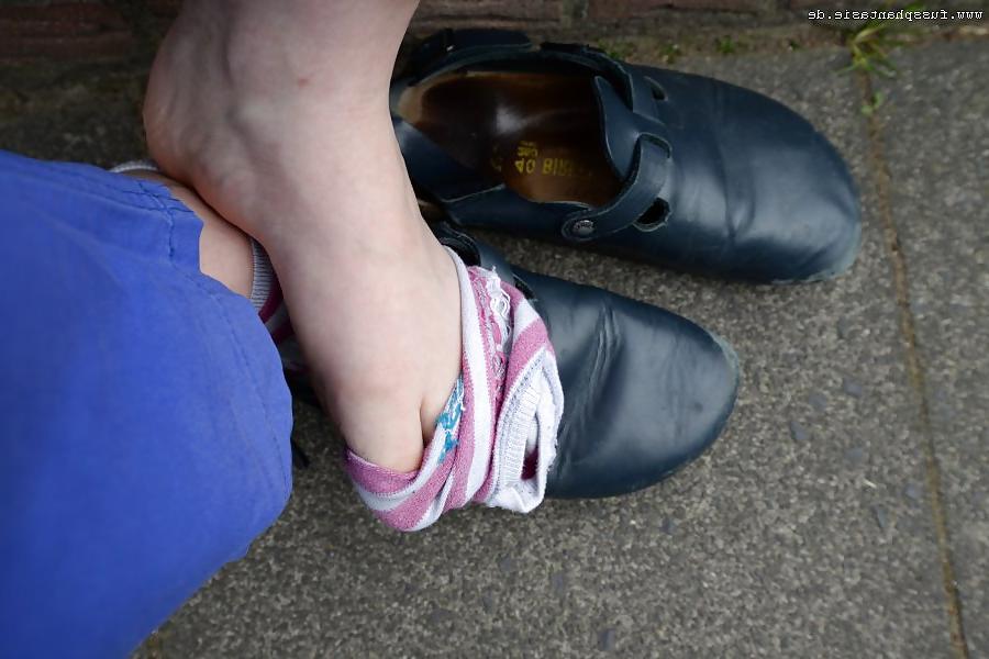 25P Birkenstock Shoes n Feet 3
