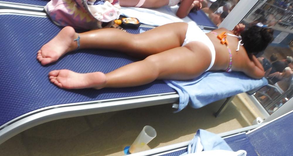 25P Teen butt & ass in bikini at the pool 