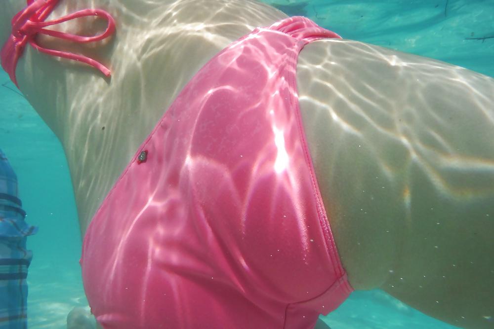 25P Teen butt & ass in bikini at the pool 