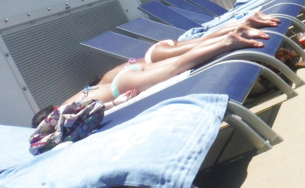 25P Teen butt & ass in bikini at the pool 
